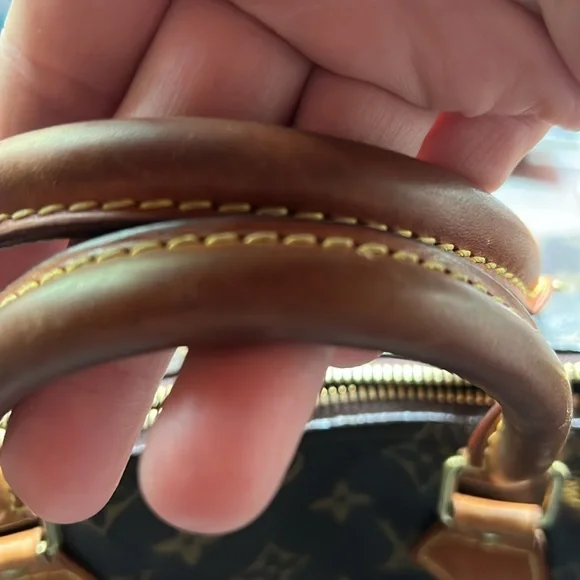 Speedy Bag - Authentic Louis Vuitton Medium Speedy Handbag. - Picture 12 of 16